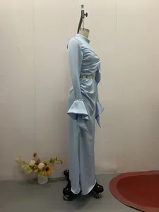 Elegante abito azzurro a maniche lunghe con vita plissettata e polsini con perline