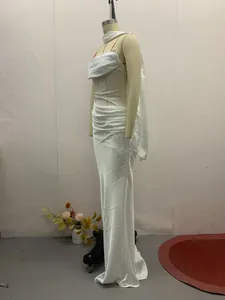 Seitenansicht eines eleganten weißen plissierten Maxikleides mit schickem Banddetail