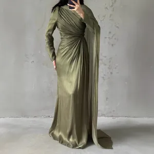 Vista detallada del elegante vestido de noche verde plisado asimétrico con hombro drapeado