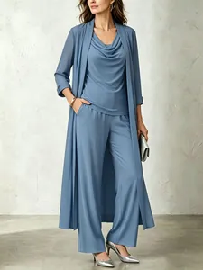 Ensemble trois pièces élégant pour femme avec cardigan long et col bénitier et pantalon