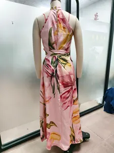 Rückansicht eines rosa Neckholder-Maxikleides mit großem Blumendruck und Bindegürtel