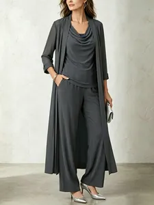 Ensemble 3 pièces élégant pour femme avec haut à col drapé gris, gilet long et pantalon