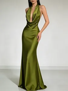 Elegante olijfgroene satijnen avondjurk met halternek en open rug voor formele feesten