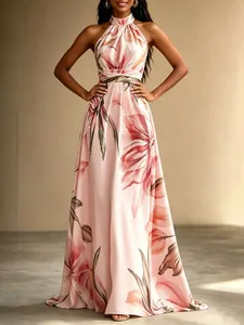 Elegantes rosa Maxi-Neckholder-Kleid mit Blumenmuster und weitem Rock für den Sommerurlaub