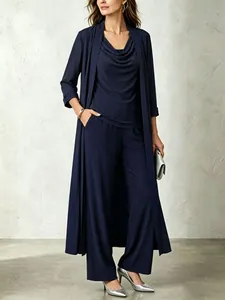 Ensemble 3 pièces bleu marine élégant avec haut à col bénitier, gilet et pantalon