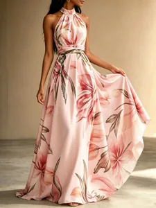 Elegantes rosa Maxikleid mit Blumenmuster und Neckholder für einen fließenden Urlaubsstil