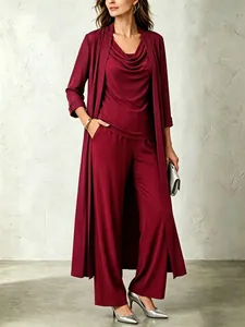 Élégant ensemble trois pièces bordeaux pour femme avec haut à col bénitier.