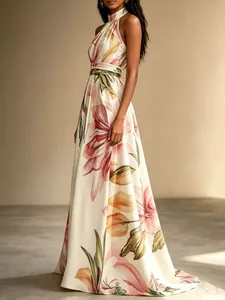 Elegantes Neckholder-Maxikleid mit großen Blumenmustern, ideal für den stilvollen Urlaub