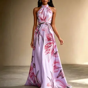 Elegantes Neckholder-Maxikleid mit Blumenmuster in Lavendelrosa für den Sommerurlaub