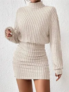 Κομψό μπεζ μίνι φόρεμα bodycon με ραβδωτή πλέξη, ψηλό λαιμό και μακριά μανίκια