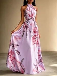 Nahaufnahme des eleganten lavendelfarbenen Maxikleides mit Blumenmuster und Neckholder