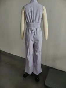 Vue arrière détaillée d'une combinaison sans manches lilas à col montant et jambes larges