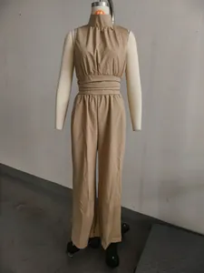 Détail d'une combinaison beige sans manches à col montant et jambes larges sur un mannequin
