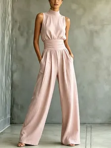Combinaison rose sans manches à col montant et jambes larges, idéale pour un look d'été chic.
