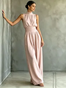 Détail complet d'une élégante combinaison sans manches à col montant rose pour femme
