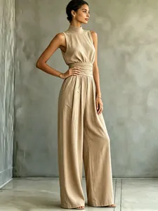 Combinaison pantalon large beige sans manches à col montant présentée sur un mannequin