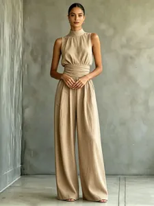 Combinaison élégante sans manches à col montant et jambes larges en lin beige.