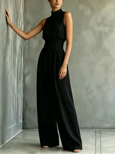 Combinaison noire élégante sans manches à col montant et pantalon large fluide chic