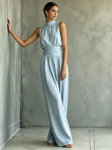 Combinaison élégante sans manches bleu clair à col montant et jambes larges pour femmes.