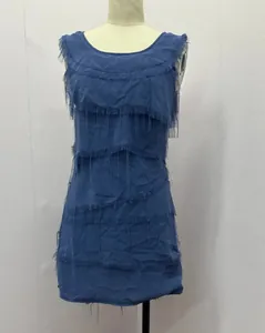 Dettaglio di un vestito blu senza maniche linea A con design a frange multistrato