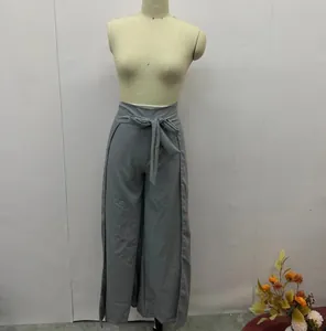 Detailansicht der grauen Weitbein-Hose mit hohem Bund und elegantem Bindegürtel