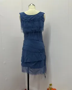 Vista posteriore dettagliata di un abito estivo a trapezio blu con frange per donna