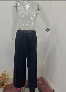 Vorderansicht der dunkelblauen Hose mit weitem Bein und schickem Bindegürtel am Modell.
