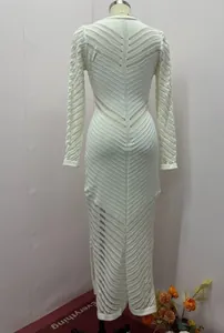 Vue arrière détaillée d'une robe longue en maille ajourée blanche sur mannequin