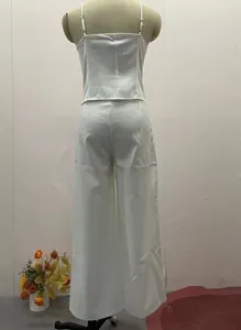 Rückansicht eines weißen zweiteiligen Outfits mit Camisole-Top und fließender Hose