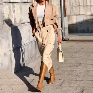 Stilvolles beiges zweiteiliges Outfit mit Cropped-Trenchjacke und hoch tailliertem Rock