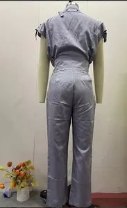 Vista posteriore di un set grigio due pezzi con cintura alta e lacci sulle spalle