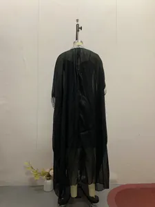 Rückansicht eines schwarzen Chiffon-Maxikleides mit silbernem Paillettenbesatz