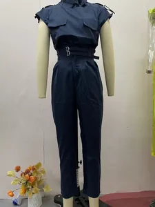 Dettaglio della tuta blu navy senza maniche con cintura a doppia fibbia in vita
