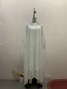 Detailansicht eines weißen Chiffon-Maxikleides mit Pailletten-Stehkragen am Mannequin