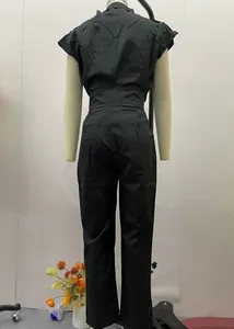Vista posteriore di un set a due pezzi nero con top con fiocco e pantaloni a vita alta