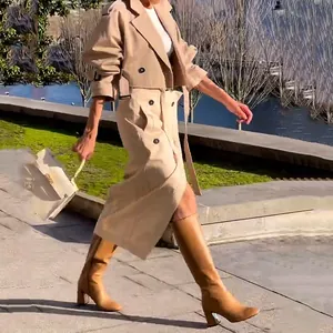 Elegantes khakifarbenes kurzes Trench-Jacken- und passendes Rock-Set für Damen im Freien.