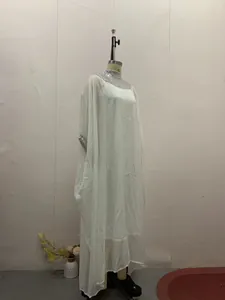 Elegantes weißes Chiffon-Maxikleid mit silbernem Paillettenkragen auf einer Schaufensterpuppe.