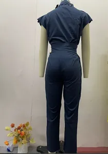 Vista posteriore di una tuta blu navy a maniche corte con cintura a vita alta