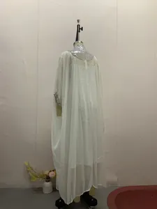 Detaillierte Ansicht eines weißen Chiffon-Maxikleides mit silbernem Paillettenkragen