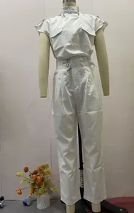 Elegante completo due pezzi bianco con top senza maniche e pantaloni con cintura su manichino