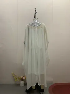 Rückansicht eines weißen Chiffon-Maxikleids mit silbernem Pailletten-Patchwork am Stehkragen