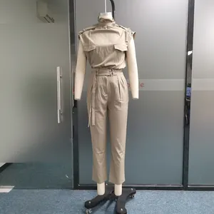 Dettaglio di una tuta senza maniche kaki con spalline e cintura in stile workwear