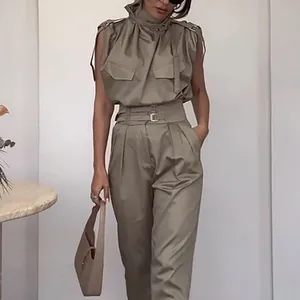 Dettaglio di un set composto da top senza maniche kaki e pantaloni con la cintura abbinata