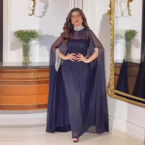 Elegantes dunkelblaues Chiffon-Maxikleid mit Pailletten-Stehkragen und Cape-Ärmeln