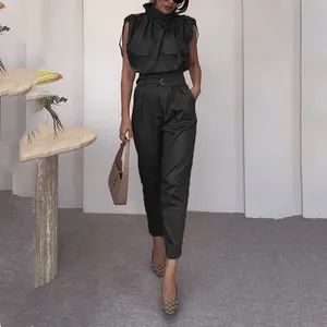 Elegante completo nero due pezzi con top cargo senza maniche e pantaloni con cintura alta.