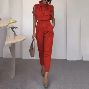 Set due pezzi rosso alla moda con top senza maniche e pantaloni con cintura