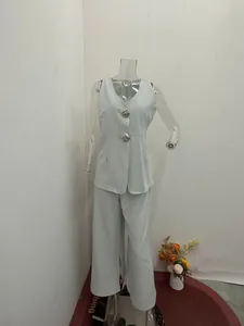 Elegante completo gilet senza maniche grigio chiaro e pantaloni larghi da ufficio