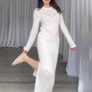 Robe longue élégante en maille blanche avec motif rayé ajouré et manches longues