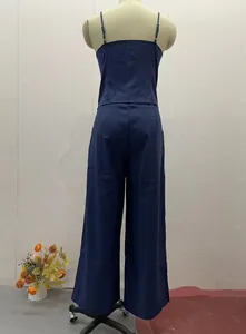 Rückansicht eines dunkelblauen Camisole- und Weitbeinhosen-Sets an einer Schaufensterpuppe