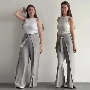 Stilvolle graue Hosenrock mit weitem Bein, Bindegürtel und überlappendem Design.